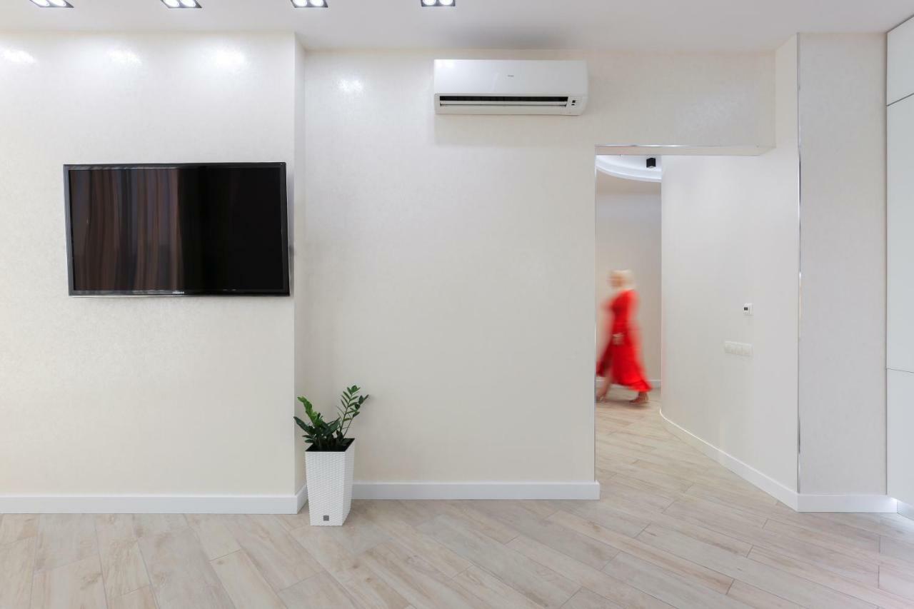 Black&White Apartment In Smart Plaza Kyiv Exterior photo