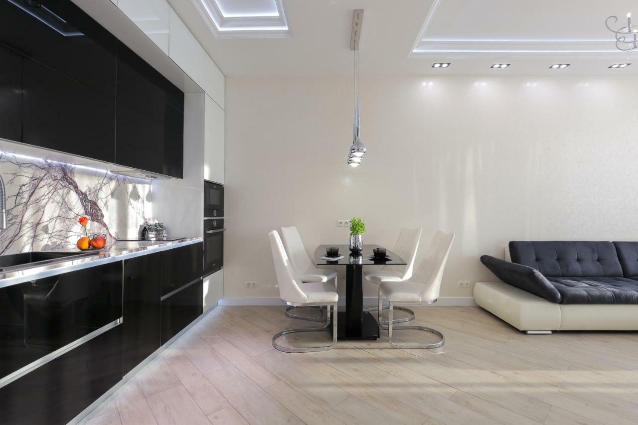 Black&White Apartment In Smart Plaza Kyiv Exterior photo